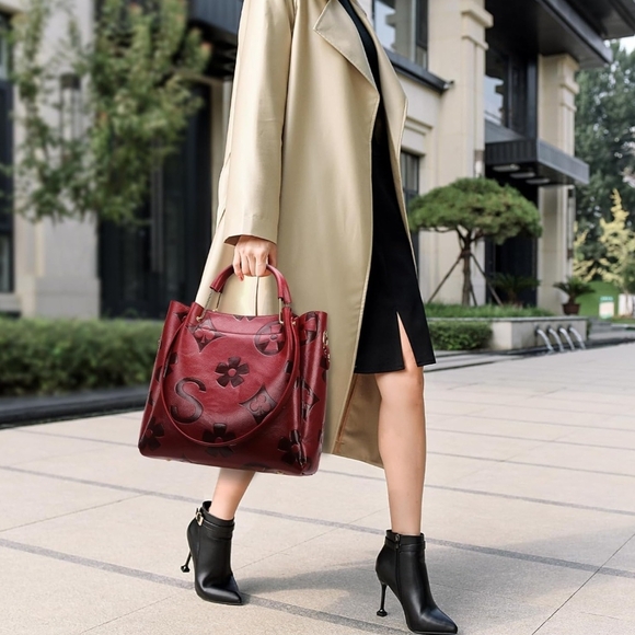 Elegant Red Designer Tote Bag - Picture 4 of 4